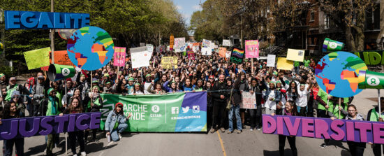 Un grand groupe de personnes participent à la Marche Monde.